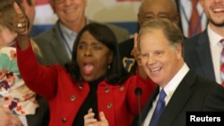 Dan Takarar Dimukurat Doug Jjones Da Ya Lashe Zaben Sanatan Alabama