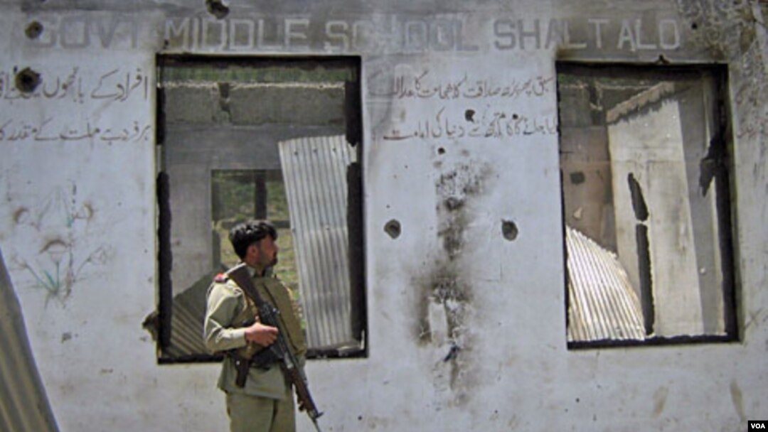 Seorang tentara Pakistan siaga di pos pemeriksaan di wilayah kesukuan Dir yang baru diserang para militan Taliban (3/6).