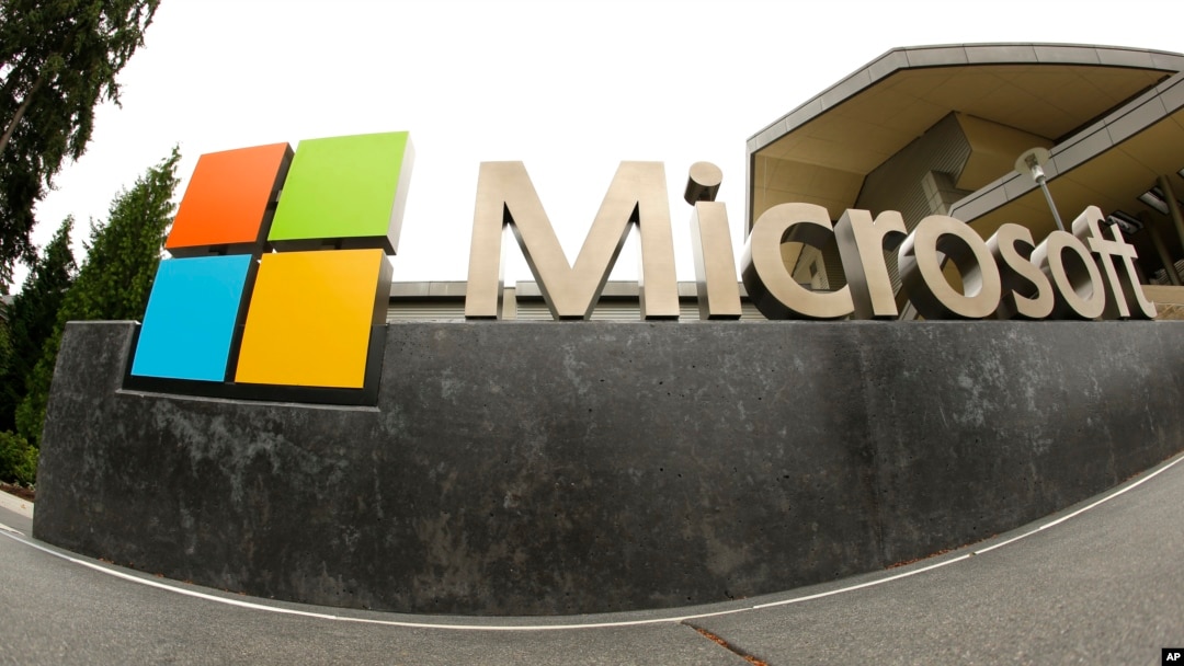 Logo Microsoft Corp. yang ada di Microsoft Visitor Center di kota Redmond, negara bagian Washington (foto: dok). Microsoft menggugat pemerintah AS karena melanggar perlindungan konstitusional terhadap 'penggeledahan yang tidak beralasan'.