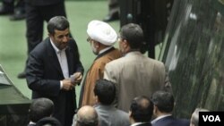 Presiden Mahmoud Ahmadinejad saat menyerahkan rancangan anggaran pemerintah kepada parlemen Iran (foto: 20 Februari).