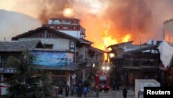 Kebakaran besar menghancurkan kota tua Dukezong di kawasan Tibet, (11/1). Sekitar 100 rumah di kota yang berusia sekitar 1.000 tahun di wilayah Shangri-la tersebut, dilaporkan hangus terbakar dalam insiden tersebut.