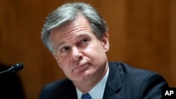 ARCHIVO - En esta foto de archivo del 24 de septiembre de 2020, el director del FBI, Christopher Wray, testifica durante una audiencia del Comité de Seguridad Nacional y Asuntos Gubernamentales del Senado sobre "Amenazas a la Patria" en el Capitolio en Washington. 