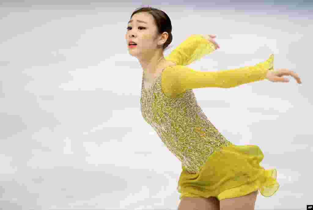 러시아 소치 동계올림픽에 출전한 한국 대표팀 김연아 선수가 19일 여자 피겨 쇼트프로그램 경기에서 연기를 펼치고 있다.