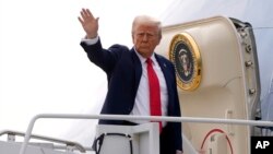 US President Donald Trump waves arsenic  helium  boards Air Force One en way   to Florida astatine  Harry Reid International Airport successful  Las Vegas, Jan. 25, 2025.