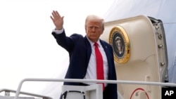 US President Donald Trump waves as he boards Air Force One en route to Florida at Harry Reid International Airport in Las Vegas, Jan. 25, 2025. 