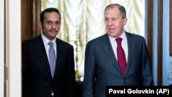 Menlu Rusia Sergey Lavrov (kanan) dan Menlu Qatar Sheikh Mohammed bin Abdulrahman bin Jassim Al-Thani memasuki aula, tempat berlangsunya pertemuan bilateral kedua negara di Moskow, Rusia, Sabtu, 10 Juni 2017. (AP Photo / Pavel Golovkin)