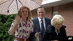 El matrimonio Romney y Nancy Marriot llegan a la iglesia el domingo 2 de septiembre en Wofeboro, New Hampshire.