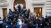 法国民众为抗议政府提出的养老金改革计划举行全国罢工之际，巴黎一所中学的学生堵住校门。(2023年1月31日)