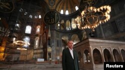 Presiden Turki Recep Tayyip Erdogan mengunjungi Hagia Sophia di Istanbul, Turki, 19 Juli 2020.