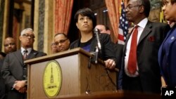 La alcaldesa Stephanie Rawlings-Blake dijo el viernes que quería respuestas por la muerte de Freddie Gray.