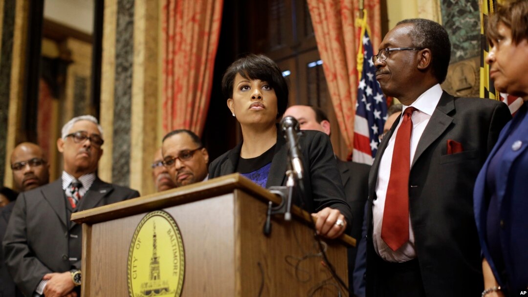 Walikota Baltimore Stephanie Rawlings-Blake berbicara di depan para pemimpin keyakinan dalam konferensi pers di Baltimore - 24 April 2015 - terkait kematian Freddie Gray. 