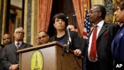 Walikota Baltimore Stephanie Rawlings-Blake berbicara di depan para pemimpin keyakinan dalam konferensi pers di Baltimore - 24 April 2015 - terkait kematian Freddie Gray. 