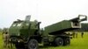 Sistem Roket Artileri Mobilitas Tinggi (HIMARS) jenis M142 dilibatkan dalam sebuah latihan militer di dekat wilayah Liepaja, Latvia, pada 26 September 2022. (Foto: Reuters/Ints Kalnins)