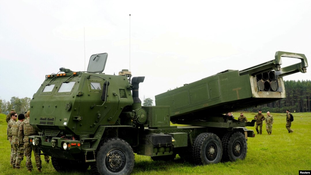 Sistem Roket Artileri Mobilitas Tinggi (HIMARS) jenis M142 dilibatkan dalam sebuah latihan militer di dekat wilayah Liepaja, Latvia, pada 26 September 2022. (Foto: Reuters/Ints Kalnins)