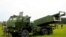 Sistem Roket Artileri Mobilitas Tinggi (HIMARS) jenis M142 dilibatkan dalam sebuah latihan militer di dekat wilayah Liepaja, Latvia, pada 26 September 2022. (Foto: Reuters/Ints Kalnins)