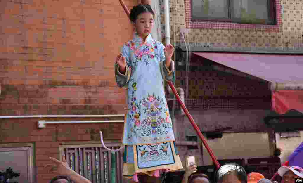 小女孩扮演古裝大陸電視劇的角色。(美國之音湯惠芸拍攝)