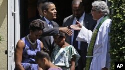 El reverendo Luis León despide al presidente Barack Obama y su familia al finalizar un servicio religioso en St.John´s.