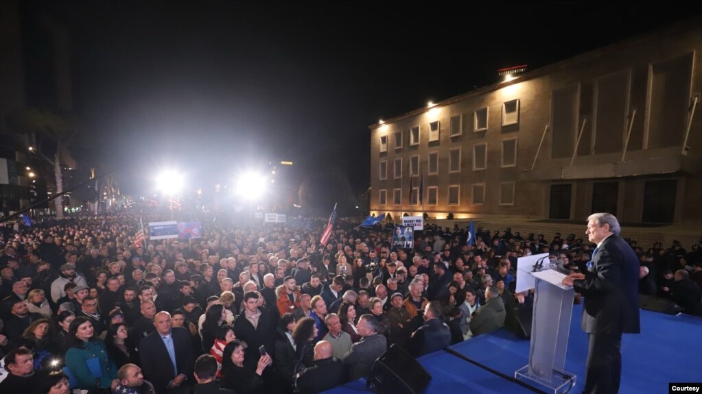 Kryetari PD-së, Sali Berisha, gjatë protestës para kryeministrisë