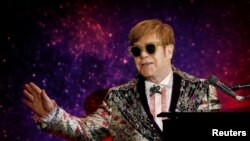 Penyanyi Elton John tampil di tur terakhir "Farewell Yellow Brick Road" di Manhattan, New York, 24 Januari 2018, sebelum mengumumkan rencana pensiun.