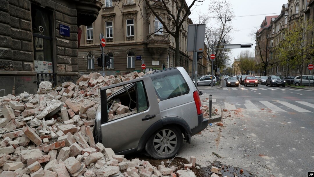 Automobil uništen u zemljotresu u starom centru Zagreba, 22. marta 2020. (AP Photo/Darko Bandic)
