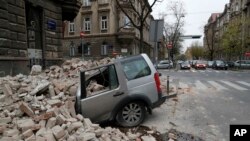 Automobil uništen u zemljotresu u starom centru Zagreba, 22. marta 2020. (AP Photo/Darko Bandic)