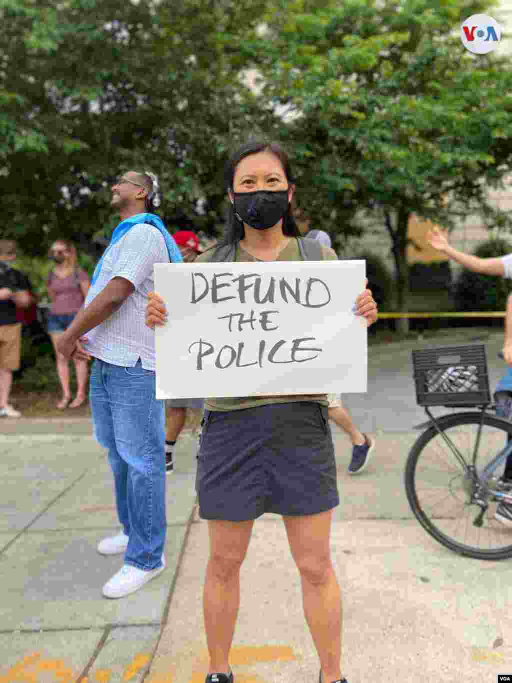 Algunos manifestantes dieron su opini&#243;n sobre lo que se deba hacer con el dinero destinado a la polic&#237;a.