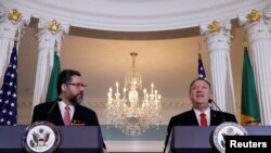 Menteri Luar Negeri AS Mike Pompeo (kanan) dan Menteri Luar Negeri Brasil Ernesto Araujo mengadakan konferensi pers bersama setelah pertemuan mereka di Departemen Luar Negeri di Washington, AS, 13 September 2019. (Foto: Reuters/Yuri Gripas)
