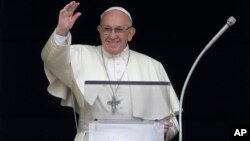 El papa Francisco bendice a los fieles mientras recita el Angelus desde la ventana de su estudio frente a la Plaza de San Pedro, en El Vatican. Domingo 7 de octubre de 2018. Foto: AP/Alessandra Tarantino.