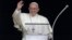 El papa Francisco bendice a los fieles mientras recita el Angelus desde la ventana de su estudio frente a la Plaza de San Pedro, en El Vatican. Domingo 7 de octubre de 2018. Foto: AP/Alessandra Tarantino.