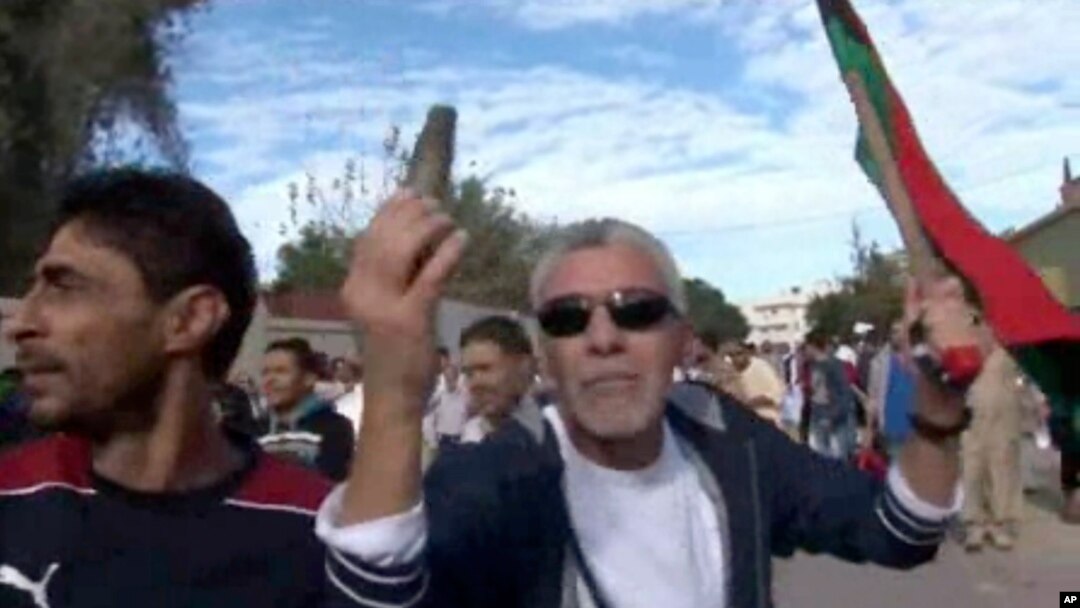 Seorang pengunjuk rasa menunjukkan amunisi yang ditemukannya pasca serangan milisi atas protes damai mereka di Tripoli, Liya (15/11).