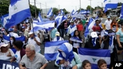 Manifestantes antigubernamentales exigen la renuncia del presidente Daniel Ortega y la liberación de presos políticos en Managua, Nicaragua, el domingo 22 de julio de 2018. Las protestas antigubernamentales comenzaron a mediados de abril por los recortes al sistema de seguridad social pero se ampliaron para incluir demandas para que Ortega deje el cargo y se lleven a cabo elecciones anticipadas. (AP Photo / Arnulfo Franco).