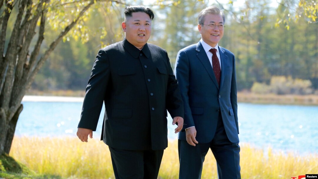 Perezida Kim Jong Un wa Koreya ya Ruguru na Perezida Moon Jae-in wa Koreya y'Epfo
