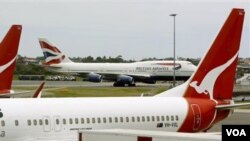 Pesawat milik maskapai penerbangan Qantas Airways sedang parkir di bandara Sydney (foto: dok.).