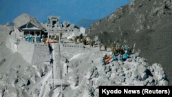 Pasukan Bela Diri Jepang (JSDF) dan petuga kepolisian tengah mempersiapkan operasi penyelamatan di dekat puncak gunung Ontake, Jepang Tengah (29/9).