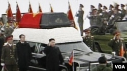 Korea Utara diduga telah mengubah salah satu foto pemakaman Kim Jong Il, dengan menghilangkan bagian yang 'tampak memalukan' (28/12).