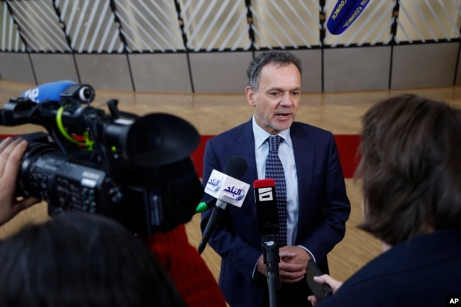 Menteri Luar Negeri Belanda Caspar Veldkamp memberikan keterangan kepada pers setibanya di gedung Dewan Eropa di Brussels, untuk menghadiri pertemuan para menteri luar negeri Uni Eropa, Senin, 18 November 2024. (Omar Havana/AP)
