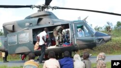 Soldiers and paramedics carry injured people from a helicopter in Chimanimani, about 600 kilometers south east of Harare, Zimbabwe, March, 19, 2019. 