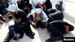 Des migrants après avoir été secourus par les gardes-côtes libyens à Tripoli, en Libye, le 18 juin 2018.