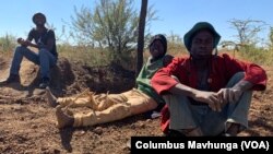 Des mineurs illégaux se reposent à la mine Nugget dans le district de Matopo, au Zimbabwe.