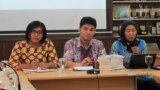 Siti Mazumah dari Divisi Pelayanan Hukum LBH Apik (kiri) dan Ahmad Lutfi Firdaus dari Divisi Perubahan Hukum LBH Apik(tengah) sedang memaparkan catatan akhir tahun kekerasan terhadap perempuan di kantor Komnas Perempuan, (VOA/Fathiyah Wardah)