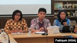 Siti Mazumah dari Divisi Pelayanan Hukum LBH Apik (kiri) dan Ahmad Lutfi Firdaus dari Divisi Perubahan Hukum LBH Apik(tengah) sedang memaparkan catatan akhir tahun kekerasan terhadap perempuan di kantor Komnas Perempuan, (VOA/Fathiyah Wardah)