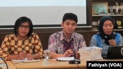 Siti Mazumah dari Divisi Pelayanan Hukum LBH Apik (kiri) dan Ahmad Lutfi Firdaus dari Divisi Perubahan Hukum LBH Apik (tengah) sedang memaparkan catatan akhir tahun kekerasan terhadap perempuan di kantor Komnas Perempuan (VOA/Fathiyah Wardah)