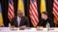 Міністр оборони США Ллойд Остін і президент України Володимир Зеленський на засіданні контактної групи з питань оборони України на авіабазі Рамштайн у Німеччині, 6 вересня 2024 року. REUTERS