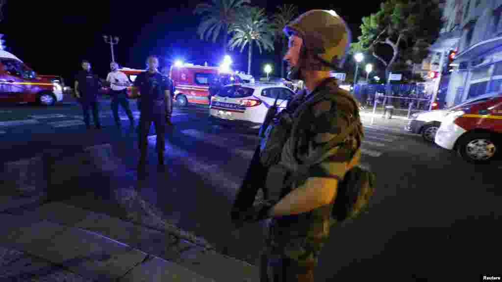 En un discurso a todo el país en la madrugada, el presidente François Hollande convocó a reservistas del Ejército y la policía para que releven a la policía.