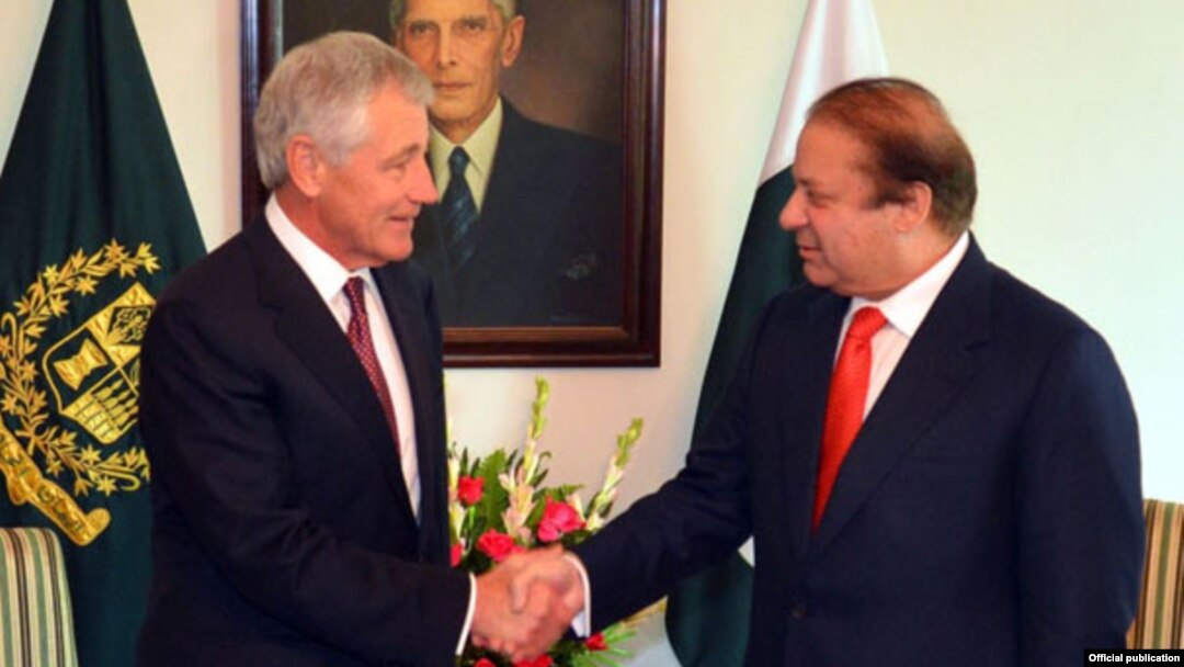 Pokiston bosh vaziri Navoz Sharif (o'ngda) va AQSh mudofaa vaziri Chak Xeygel Islomobodda, 9-dekabr, 2013-yil