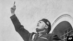 Faşıst İtaliyasının rəhbəri Benito Mussolini tələbələr qarşısında çıxış edir