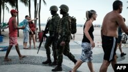 Militares brasileños patrullan la playa de Copacabana en Río de Janeiro, el 14 de febrero de 2017. Unos 2000 agentes custodiaran los festejos de Año Nuevo en Río, anunció el gobierno.