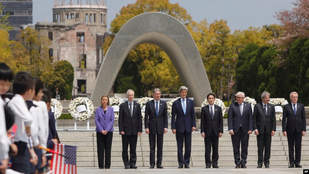 Para Menteri Luar Negeri negara-negara anggota G7 berforo bersama seusai meletakkan karangan bunga di Tugu Perdamaian di Hiroshima, Jepang (11/4). Dari kiri: utusan dari Uni Eropa Federica Mogherini, Stephane Dion (Kanada), Philip Hammond (Inggris), John Kerry (Amerika Serikat), Fumio Kishida (Jepang), Frank-Walter Steinmeier (Jerman), Paolo Gentiloni (Italia) dan Jean-Marc Ayrault (Perancis).