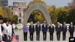 Para Menteri Luar Negeri negara-negara anggota G7 berforo bersama seusai meletakkan karangan bunga di Tugu Perdamaian di Hiroshima, Jepang (11/4). Dari kiri: utusan dari Uni Eropa Federica Mogherini, Stephane Dion (Kanada), Philip Hammond (Inggris), John Kerry (Amerika Serikat), Fumio Kishida (Jepang), Frank-Walter Steinmeier (Jerman), Paolo Gentiloni (Italia) dan Jean-Marc Ayrault (Perancis).