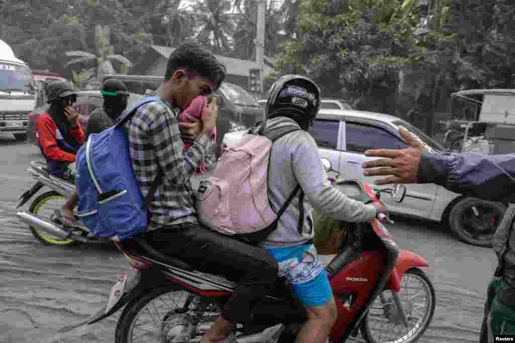 لوگوں کی بڑی تعداد حکام کی ہدایات پر عمل کرتے ہوئے چہروں کو ڈھانپ کر باہر نکل رہی ہے۔&nbsp; &nbsp;